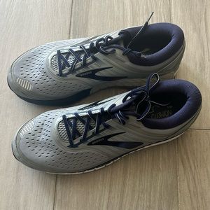 Brooks men’s worn once sneakers